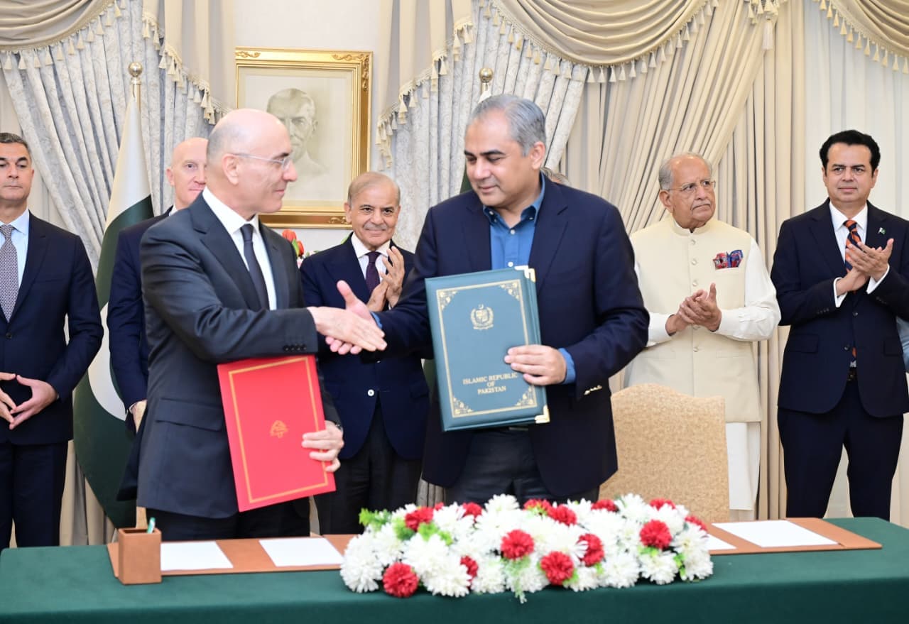 Exchange of the signed MoU documents between Pakistan and Lebanon at the ceremony in Islamabad.